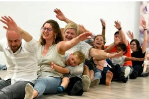 Séance de yoga du rire parents/enfants. Relaxation ludique, Happy program for all
