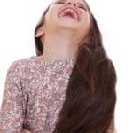 petite fille qui rit au yoga du rire