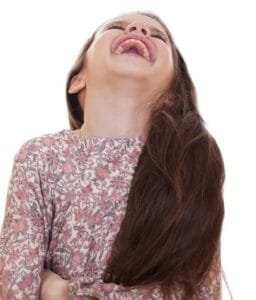 petite fille qui rit au yoga du rire